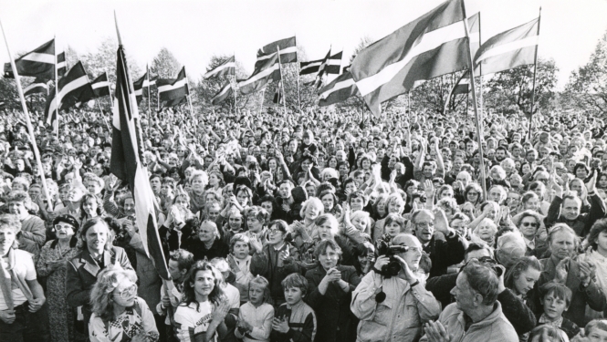 Manifestācija toreizējā Komjaunatnes (tagad 11. novembra) krastmalā pēc Deklarācijas "Par Latvijas Republikas neatkarības atjaunošanu" pieņemšanas. 1990. gada 4. maijs. Foto: Anda Krauze. LNVM krājums.