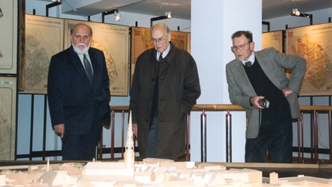 Vecrīgas reģenerācijas projekts, makets, un tā autori Edgars Pučiņš, Andrejs Holcmanis un Edvīns Burkovskis. 2003. Foto: Latvijas Arhitektūras muzejs