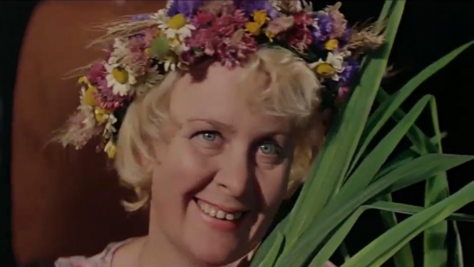 Aktrise Baiba Indriksone Sprēsliņu Olitas lomā Jāņa Streiča komēdijā "Limuzīns Jāņu nakts krāsā" (1981)