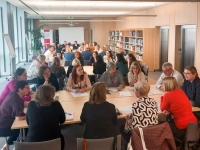 KM 2025. gada pārskata noformējums - cilvēku grupa piedalās darbnīcā
