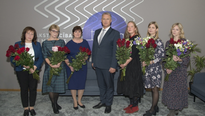 Kultūras ministrs Nauris Puntulis pasniedz Kultūras ministrija Pateicības rakstus muzeju nozares profesionāļiem