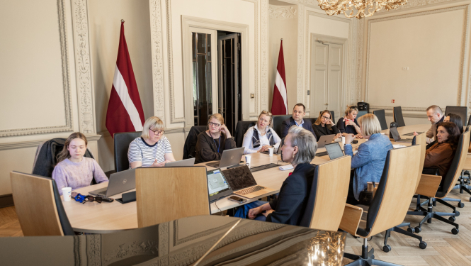 Mediju politikas konsultatīvās padomes sanāksmes norise KM Lielajā zālē, padomes dalībnieki sēž un diskutē pie lielā galda