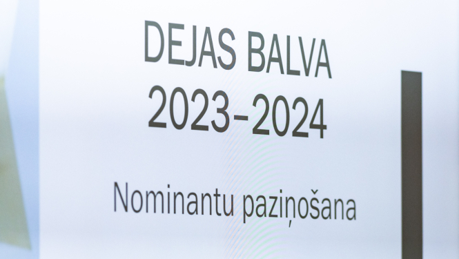 Dejas balvas preses konference - žūrijas pārstāvji un kultūras ministre sēž pie galda