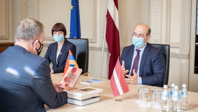 Kultūras ministrs Nauris Puntulis tiekas ar Armēnijas vēstnieku Latvijā Tigranu Mkrtčjanu.