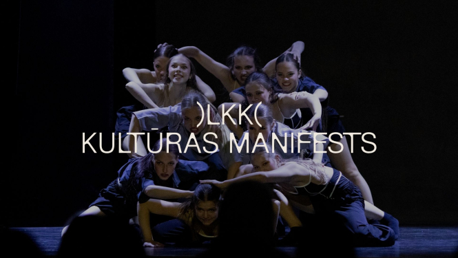 Moments no studentu izrādes, uz fotoattēla teksts "LKK KULTŪRAS MANIFESTS"