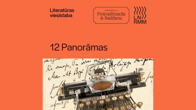 Uz oranža fona augšdaļā redzami uzraksti “Literatūras viesistaba”, “Ekspozīcija Prokrastinācija & Radīšana” un LNRMM logo, centrā lieliem burtiem rakstīts “12 Panorāmas”. Zem virsraksta attēlota sena rakstāmmašīna uz aprakstītas lapas fona.
