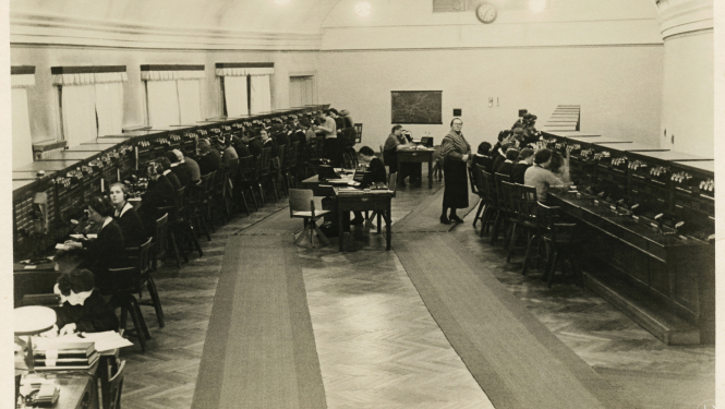 Rīgas galvenās telefonu tālsatiksmes centrāles darbinieces pie komutatoriem Rīgā, 1937. gadā