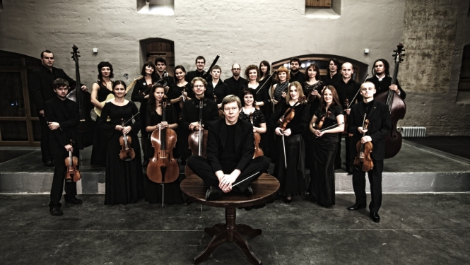 Valsts kamerorķestra "Sinfonietta Rīga" mūziķi un diriģents Normunds Šnē