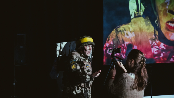 Igaunijas teātra „Vaba Lava” un Kijivas Dramaturgu teātra kopdarbs - izrāde „Izvēlies labāku versiju” („Вибери Кращу Версію”)
