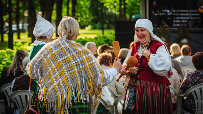Sievietes tautas tērpos