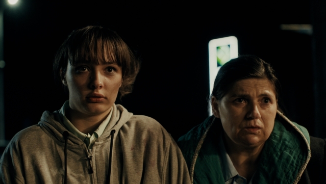 Kadrs no filmas, kurā redzami divi filmas tēli/aktieri