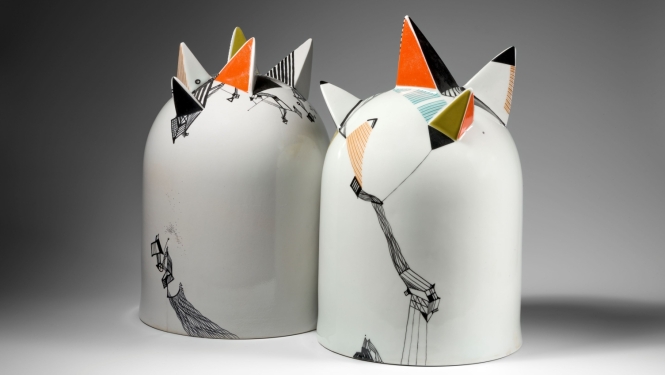 Pēteris Martinsons (Latvija). “Raķetes”. Porcelāns, glazūra, virsglazūras zīmējums, dekols, 1980. Rīgas Porcelāna muzeja krājums