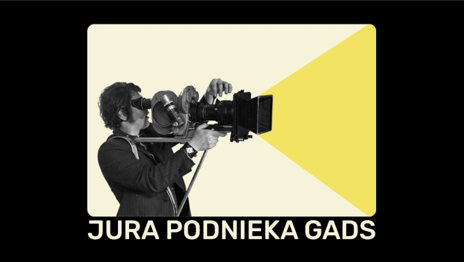 Jura Podnieka siluets ar lielu kameru, uz gaiši dzeltena fona ar gaismas staru un tekstu "Jura Podnieka gads"