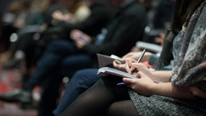 Cilvēki konferencē