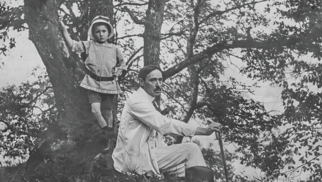 1913. gads. Janis Rozentāls ar dēlu Miķeli Siguldā. 