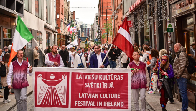 Latviešu kultūras svētki Dublinā - svētku gājiens pa pilsētu