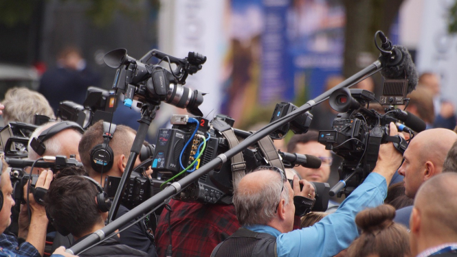 Mediju pārstāvji publiskā pasākumā ar filmēšanas kamerām