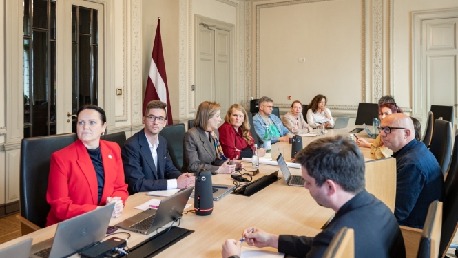 Nacionālās kultūras padomes locekļi pulcējušies uz sanāksmi Kultūras ministrijas Lielajā zālē