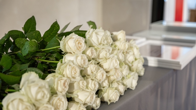 Baltas rozes un Atzinības raksti gatavi pasniegšanai