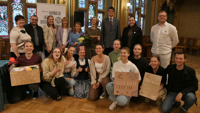 Pasniegta XXVII Vispārējo latviešu Dziesmu un XVII Deju Svētku Lielā balva koklētāju ansambļu konkursa finālā, foto: Ilmārs Znotiņš