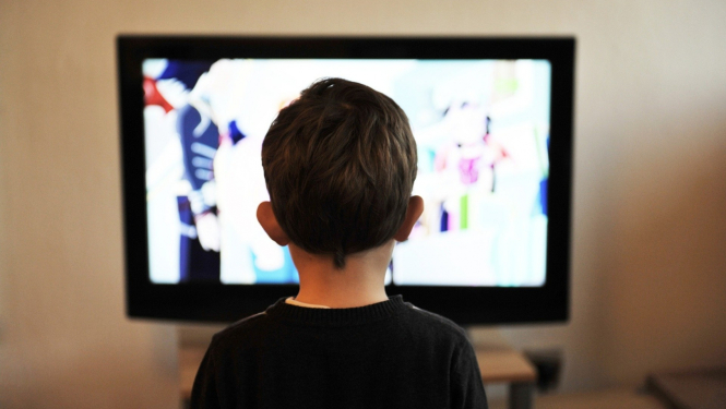 Bērns pie TV ekrāna