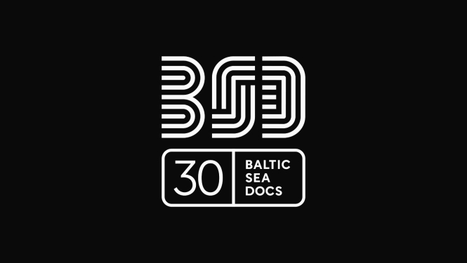 Dokumentālo filmu foruma "Baltic Sea Docs" balts logo uz melna fona
