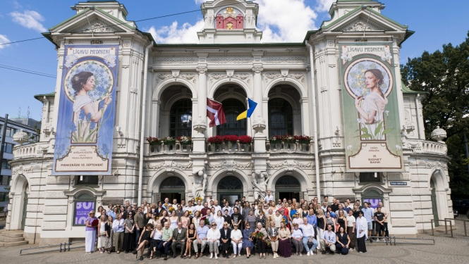 Latvijas Nacionālā teātra darbinieki pie ēkas galvenās ieejas