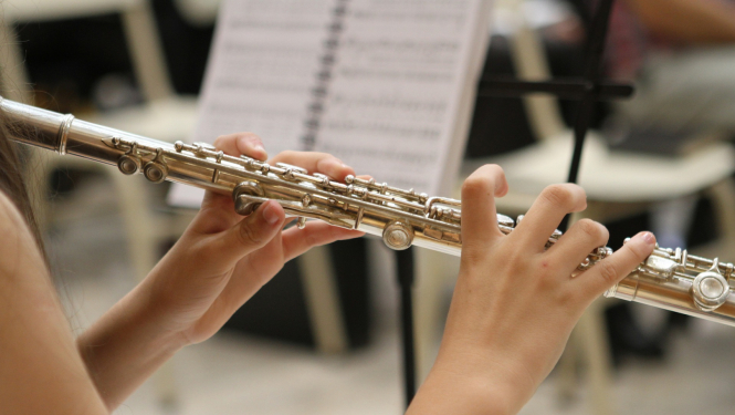 Flautas spēles audzēknis ar instrumentu