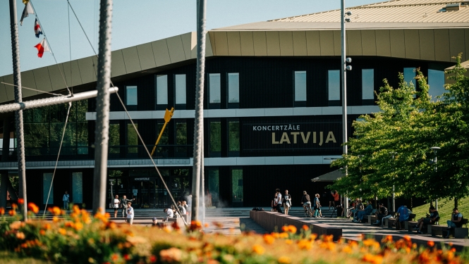Koncertzāles “Latvija” ēkas fasāde vasarā