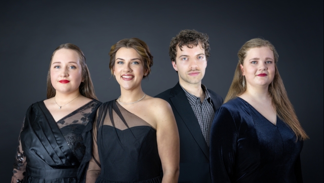 Soprāni Gunta Greisle, Paula Mihailova un mecosoprāns Agneta Otaņķe no Latvijas, un tenors Nojus Vitis (Nojus Vytis) no Lietuvas
