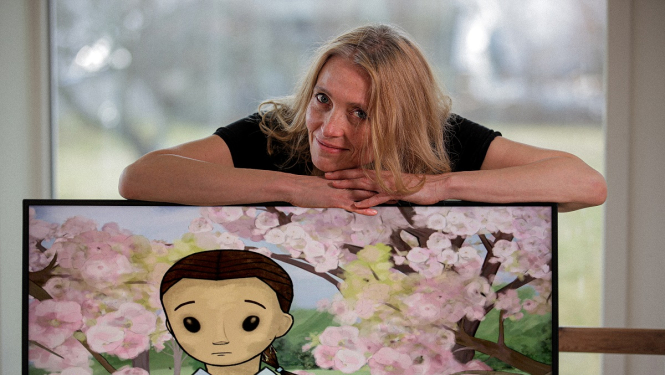 Ilze Burkovska ar zīmējumu no filmas "Mans mīļākais karš"