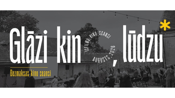 Plakāts ar brīvdabas kino pasākuma fotogrāfiju vecpilsētas pagalmā, liels balts uzraksts “Glāzi kino, lūdzu*”, dzeltenā krāsā izcelts teksts “Bezmaksas kino seansi”