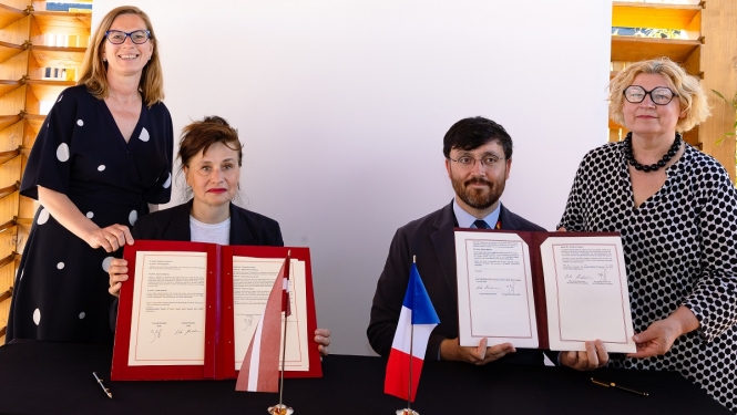 Latvijas un Francijas sadarbības līgumu parakstīja Francijas Nacionālā kino centra direktors Gaetāns Briels un Latvijas Nacionālā kino centra vadītāja Dita Rietuma, piedalījās Kultūras ministrijas valsts sekretāre Dace Vilsone un Latvijas vēstniece Francijā Alise Balode