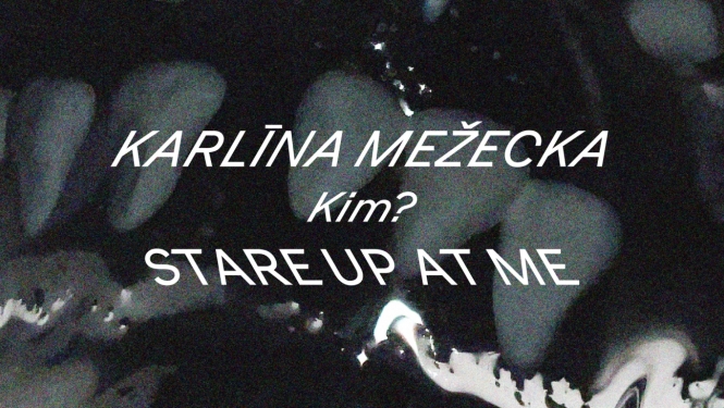 Teksts uz melnbaltu krāsu pludinājuma fona: Karlīna Mežecka Kim? STARE UP AT ME