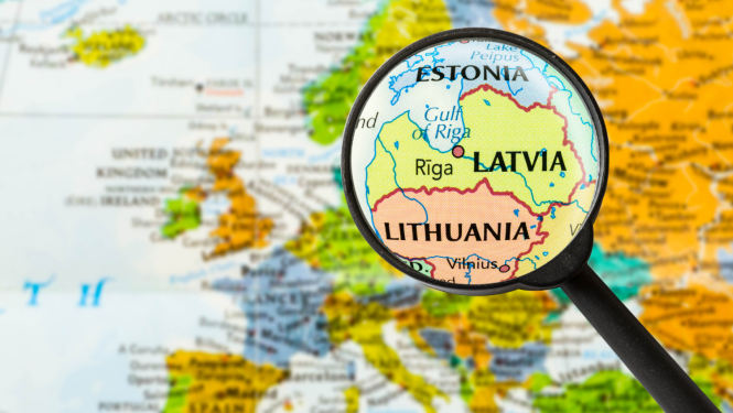 Eiropas karte ar palielināmo stiklu, kas izceļ Latvijas teritoriju