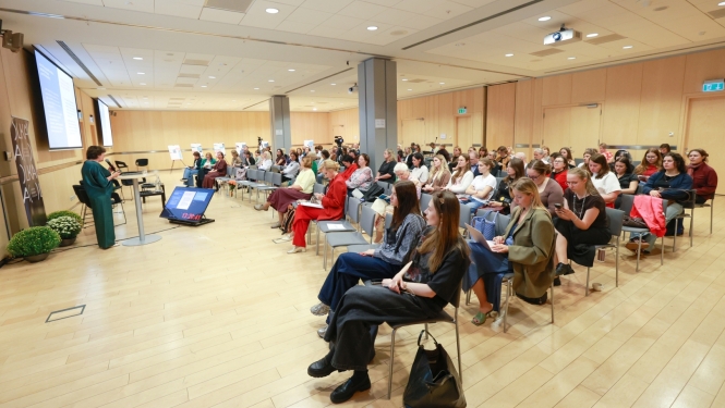 Konferences apmeklētāji Latvijas Nacionālajā bibliotēkā