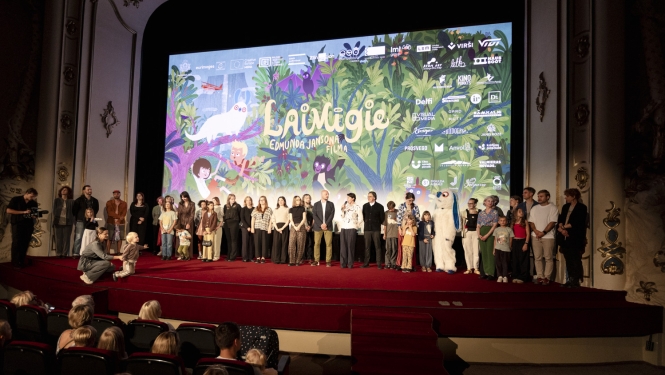 Animācijas filmas “Laimīgie” pirmizrāde kinoteātrī Splendid Palace, uz skatuves filmas veidotāju komanda
