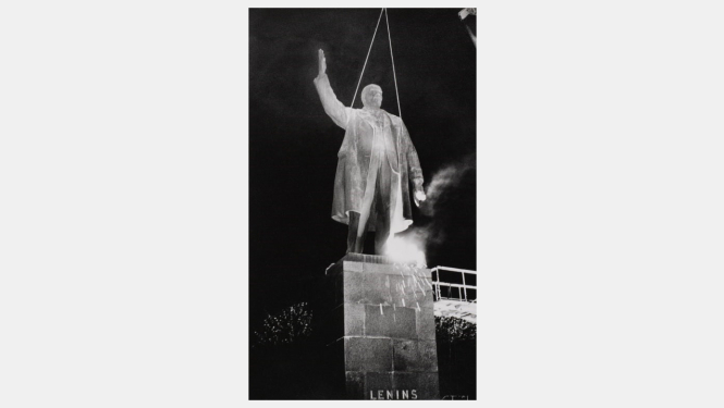 V.Ļeņina pieminekļa demontāža Rīgā. 1991. gada 24. augusts. Fotogrāfs Roberts Kaniņš. LNVM krājums.