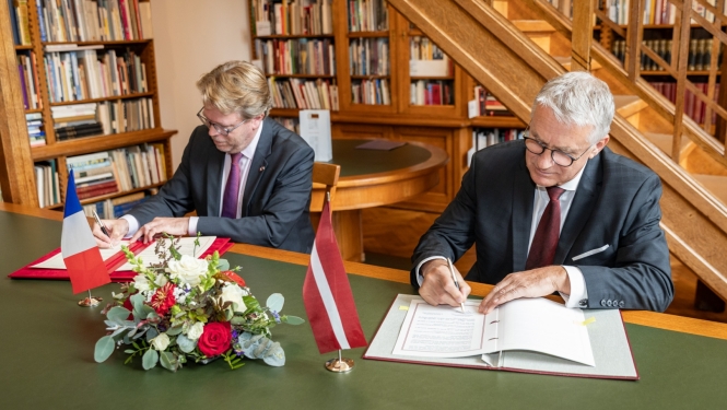 Kultūras ministrs Nauris Puntulis un Francijas Republikas vēstnieks Latvijā Manuels Lafons Rapnuijs paraksta rīcības plānu kultūras sadarbībai starp Latvijas Republikas Kultūras ministriju un Francijas Republikas Kultūras ministriju