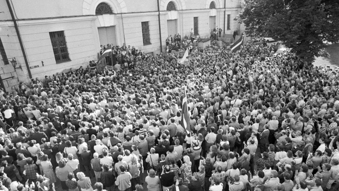 LTF organizētais mītiņš laukumā pie izstāžu zāles “Arsenāls” pēc konstitucionālā likuma “Par Latvijas Republikas valstisko statusu” pieņemšanas. Rīga, 1991. gada 21. augusts.