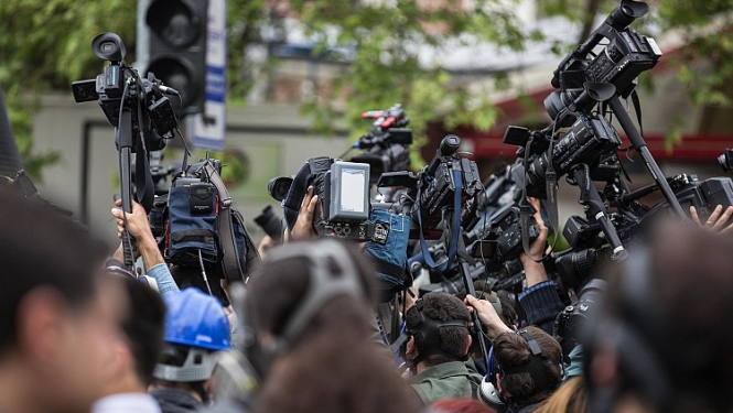 Mediju pārstāvji publiskā pasākumā ar filmēšanas kamerām