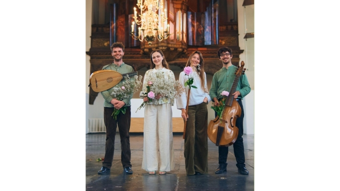 Četri mūziķi ar instrumentiem un ziediem
