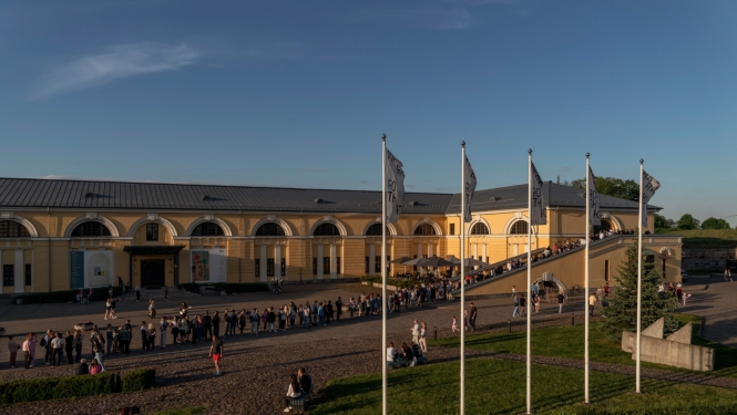 Rotko muzejs Daugavpilī, apmeklētāju rinda muzeja pagalmā 