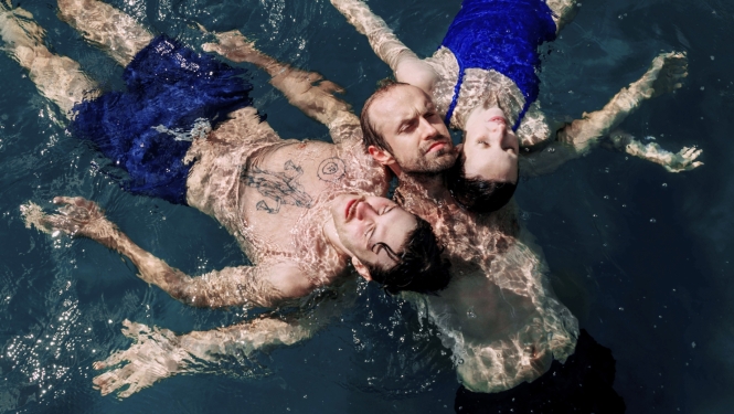 Izrādes publicitātes foto - trīs aktieri ūdenī