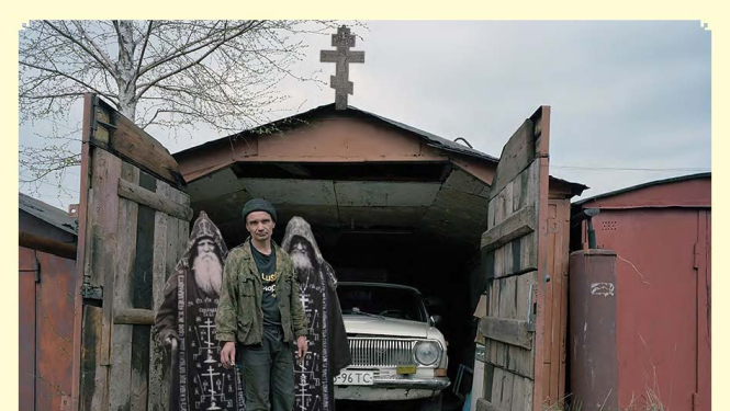 Cilvēks pie garāžas
