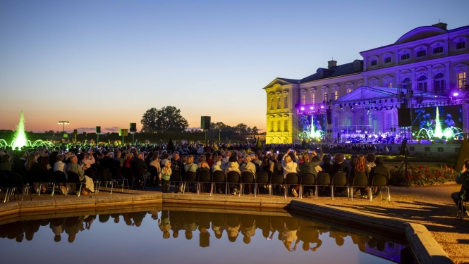Senās mūzikas festivāls norise Rundāles pils dārzā