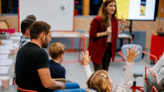 Studenti un pētnieki diskutē konferencē