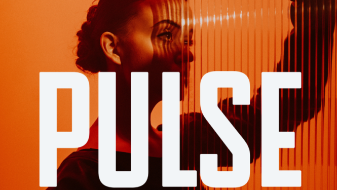 Foruma plakāts ar cilvēka siluetu uz oranžas krāsas fona un uzraksts "PULSE"