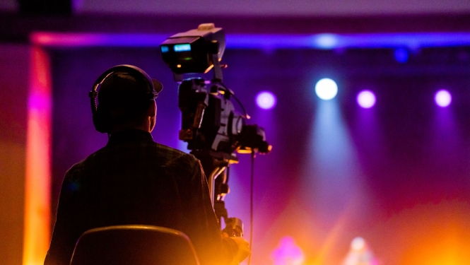 Operators pie videokameras filmējot pasākumu