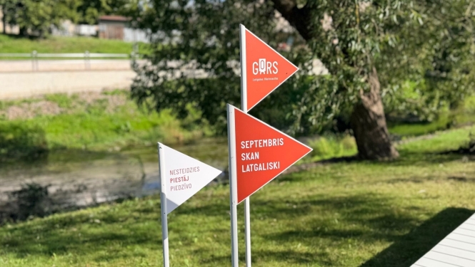 Norāde ar uzrakstu: Septembris skan latgaliski